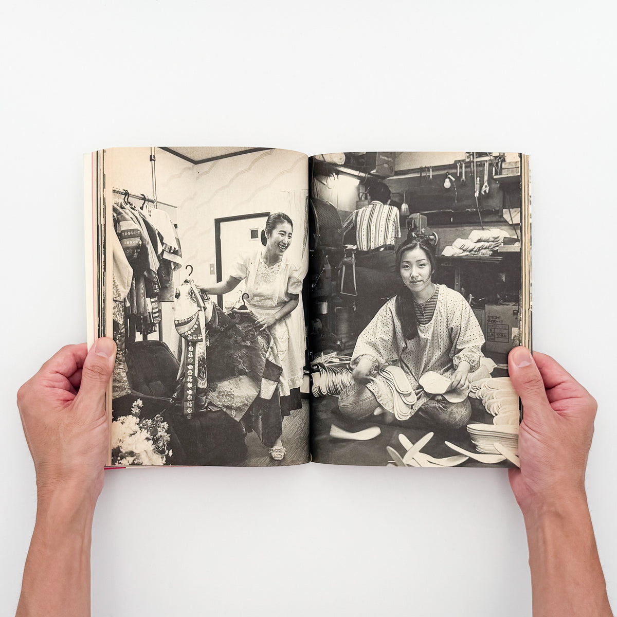 太田順一『女たちの猪飼野』。1987年晶文社刊。大阪市生野区の猪飼野に暮らす在日韓国・朝鮮人女性15人の証言と、地域の日常を写真とインタビューで記録したフォト・ドキュメンタリー。ブックデザインは平野甲賀。