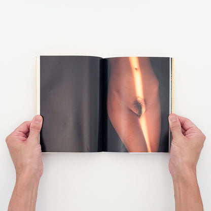篠山紀信『hair［ヘア］』。1994年新潮社「PHOTO MUSEE」シリーズ刊。女性のアンダーヘアーを主題に、身体の一部をカラーで撮影した写真集。初版、帯付き。