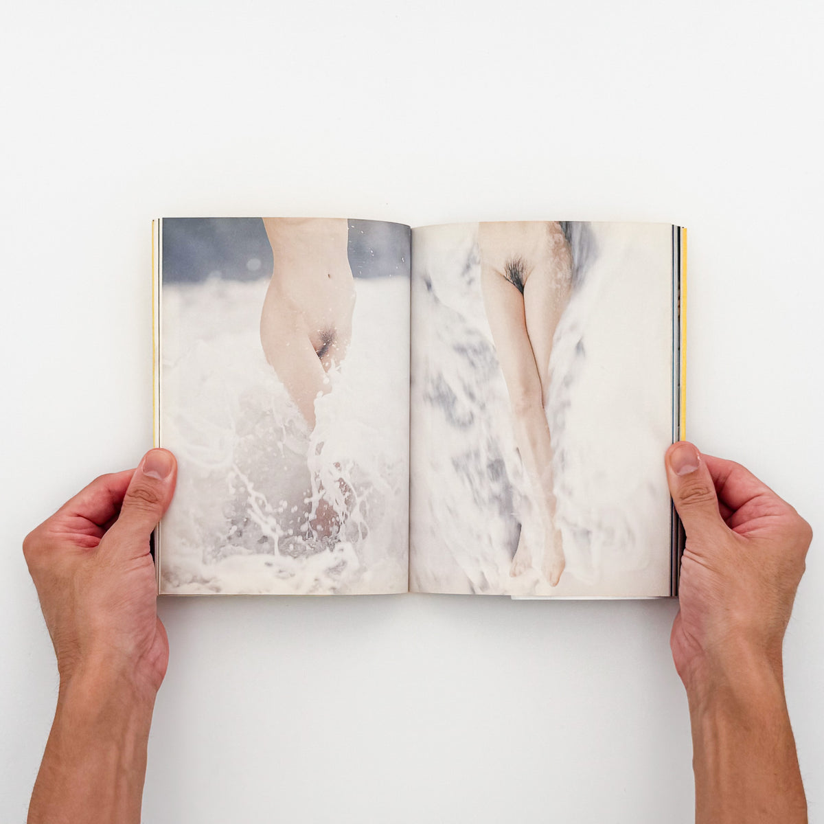 篠山紀信『hair［ヘア］』。1994年新潮社「PHOTO MUSEE」シリーズ刊。女性のアンダーヘアーを主題に、身体の一部をカラーで撮影した写真集。初版、帯付き。