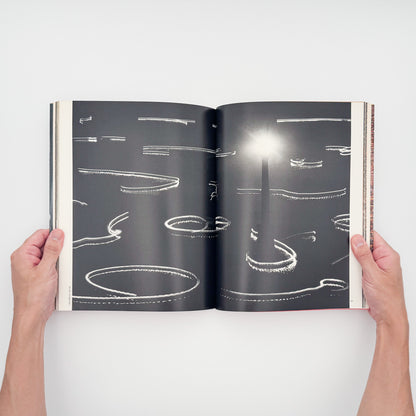 緑川洋一『昭和写真・全仕事 SERIES 6』。1982年朝日新聞社刊。瀬戸内海の風景や人々を捉えた写真、幻想的なカラー風景、女性写真、ヨーロッパや日本各地での撮影作品を収録した写真集。