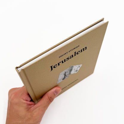 西野壮平『SHORT STORIES: Jerusalem』。2012年撮影の《Diorama Map》からエルサレムの都市風景と細部を再構成した、2026年Migo刊の写真集。宗教や文化、旅の記憶をめぐる文章を収録したハードカバー、64頁。
