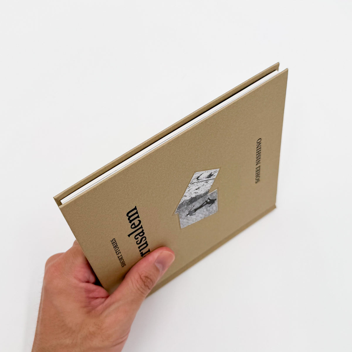 西野壮平『SHORT STORIES: Jerusalem』。2012年撮影の《Diorama Map》からエルサレムの都市風景と細部を再構成した、2026年Migo刊の写真集。宗教や文化、旅の記憶をめぐる文章を収録したハードカバー、64頁。