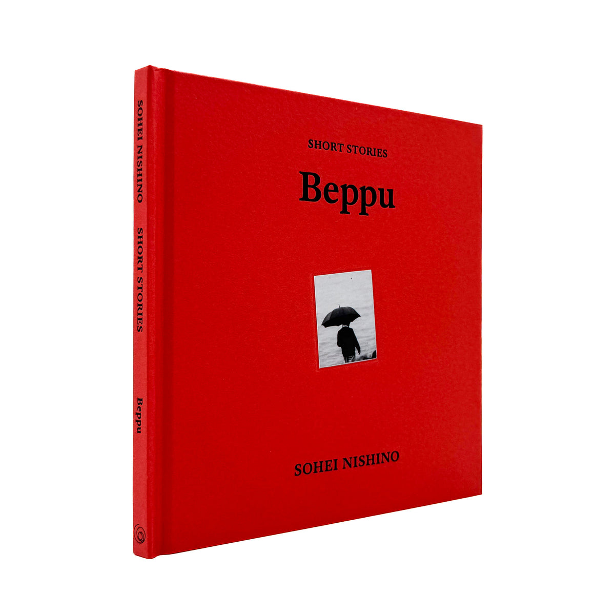 西野壮平『SHORT STORIES: Beppu』。2020年に大分県別府市の約200か所の温泉を撮影した《Diorama Map》から、共同浴場と人々の姿を再構成した2023年Migo刊の写真集。64頁、パノラマ図版の折り込み2点付き。