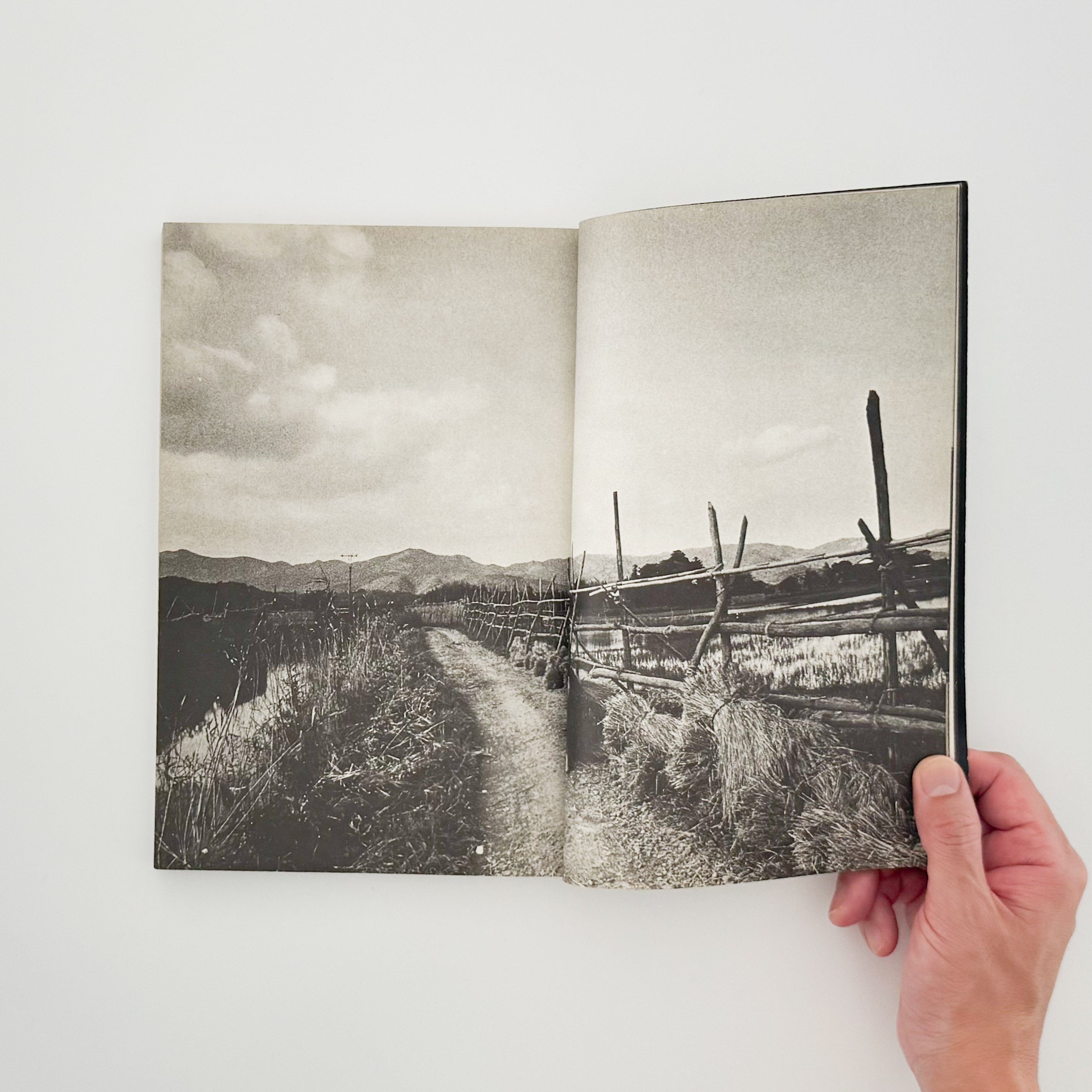 アサヒカメラ 1976年10月増刊 北井一夫「村へ」 – 文福