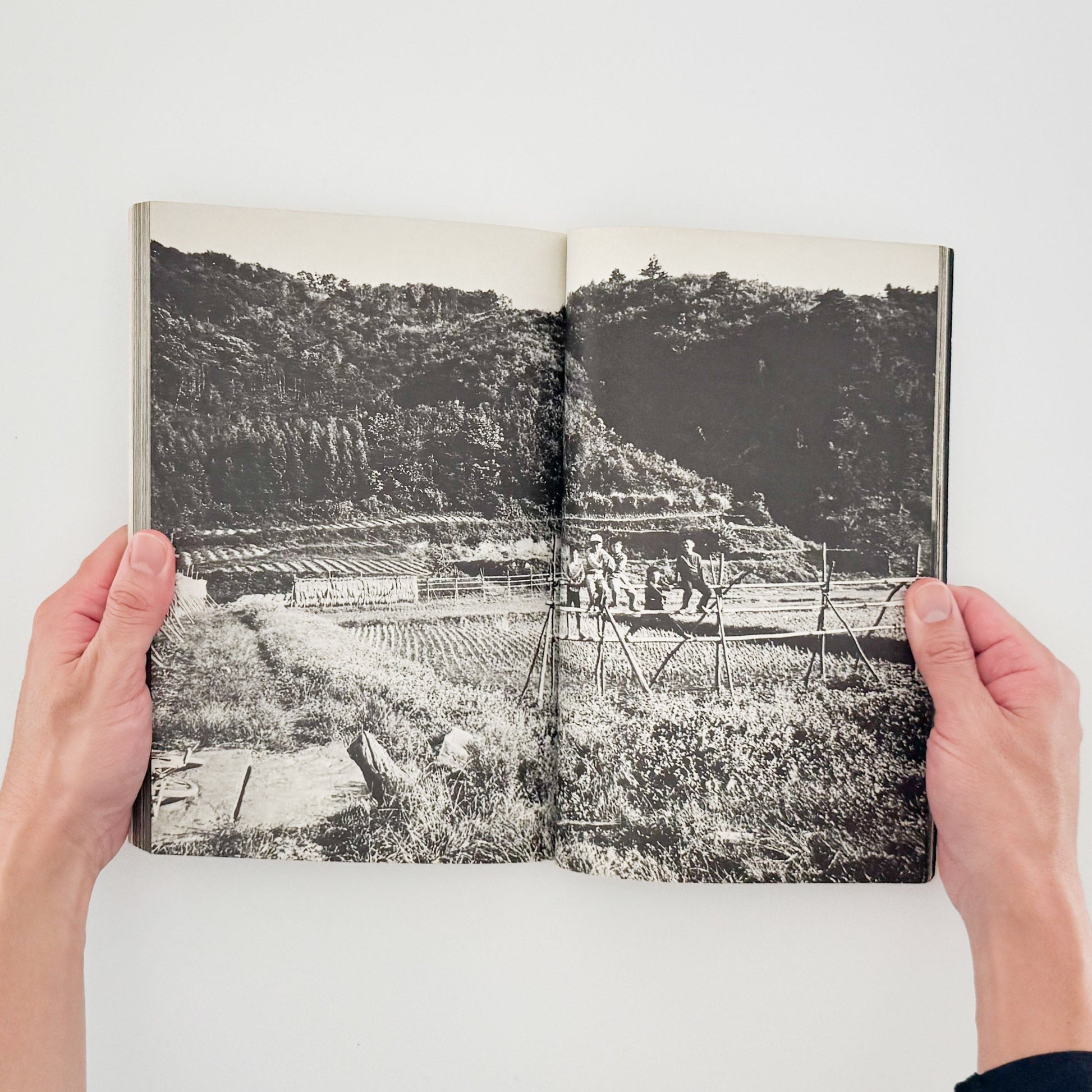 アサヒカメラ 1976年10月増刊 　北井一夫「村へ」 朝日新聞社