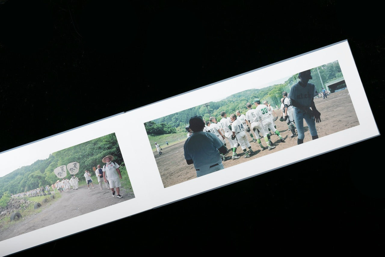 宛超凡写真集  河はすべて知っているー荒川 (STAIRS PRESS) 三木淳賞受賞作品 Wan Chaofan
Yes, The River Knows ー Arakawa River
宛 超凡     Wan Chaofan