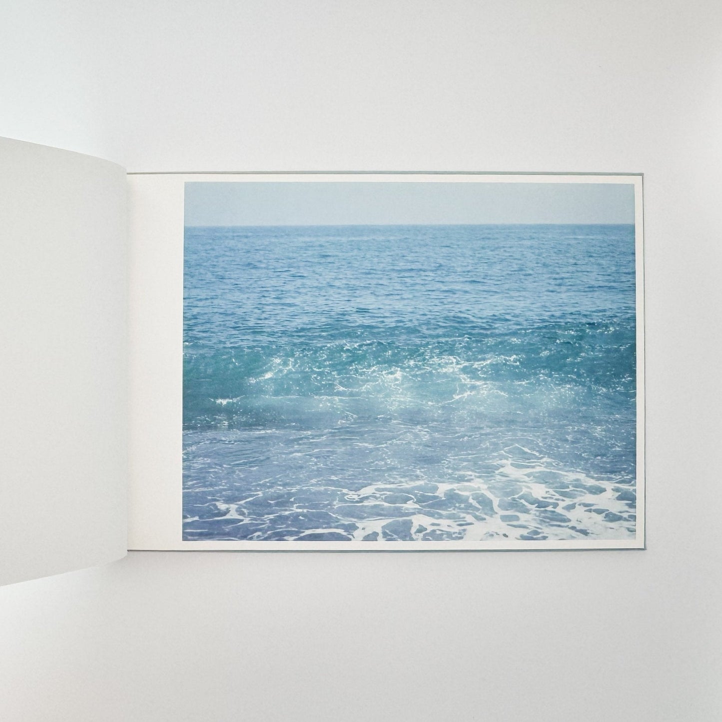 鈴木理策　海と山のあいだ Between the Sea and the Mountain – Kumano（サイン入り） - アマナサルト - 文福