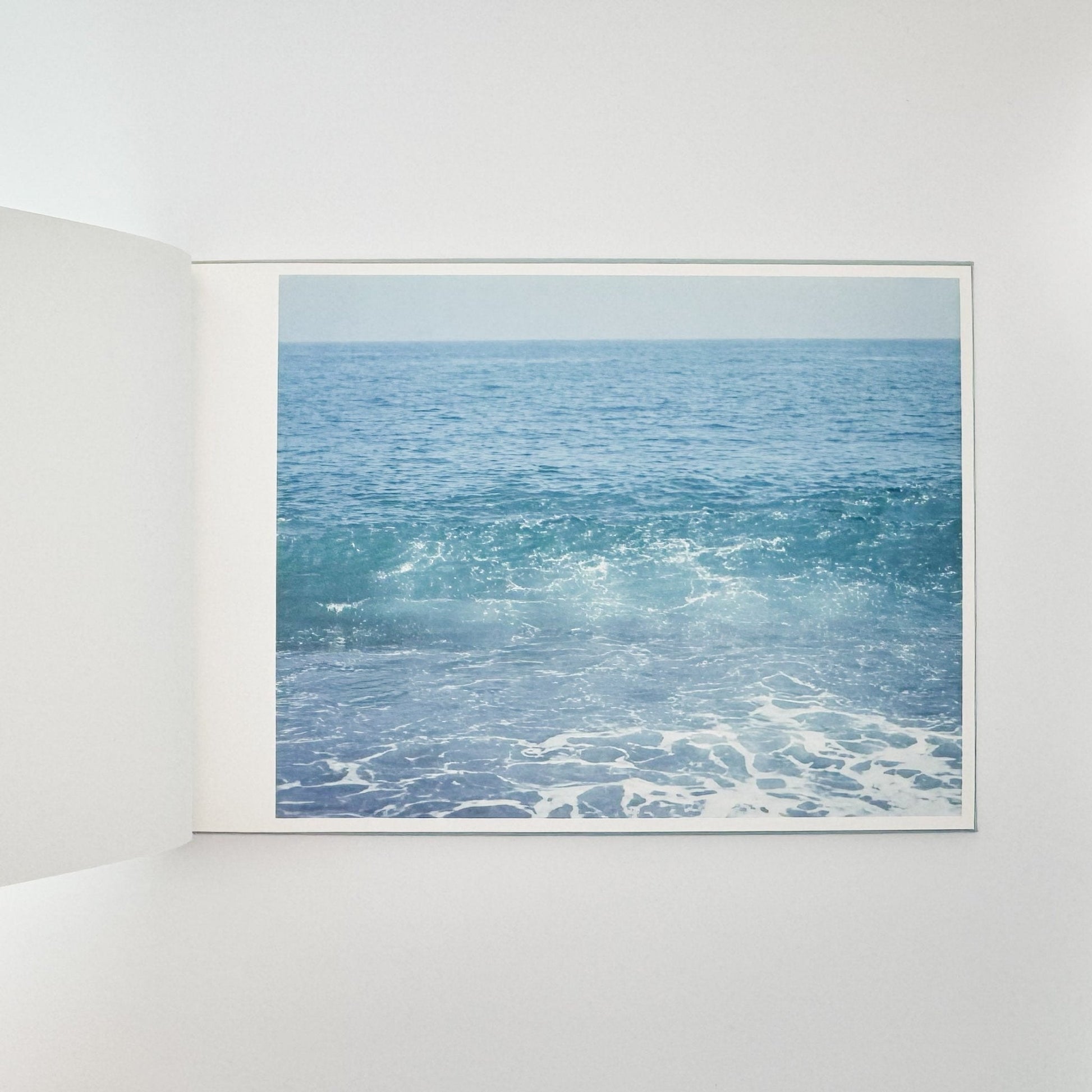 鈴木理策　海と山のあいだ Between the Sea and the Mountain – Kumano（サイン入り） - アマナサルト - 文福