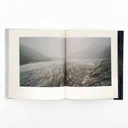 （独英文）畠山直哉 、バルタザール・ブルクハルト写真展図録　二つの山 Executive Committee of Two Mountains