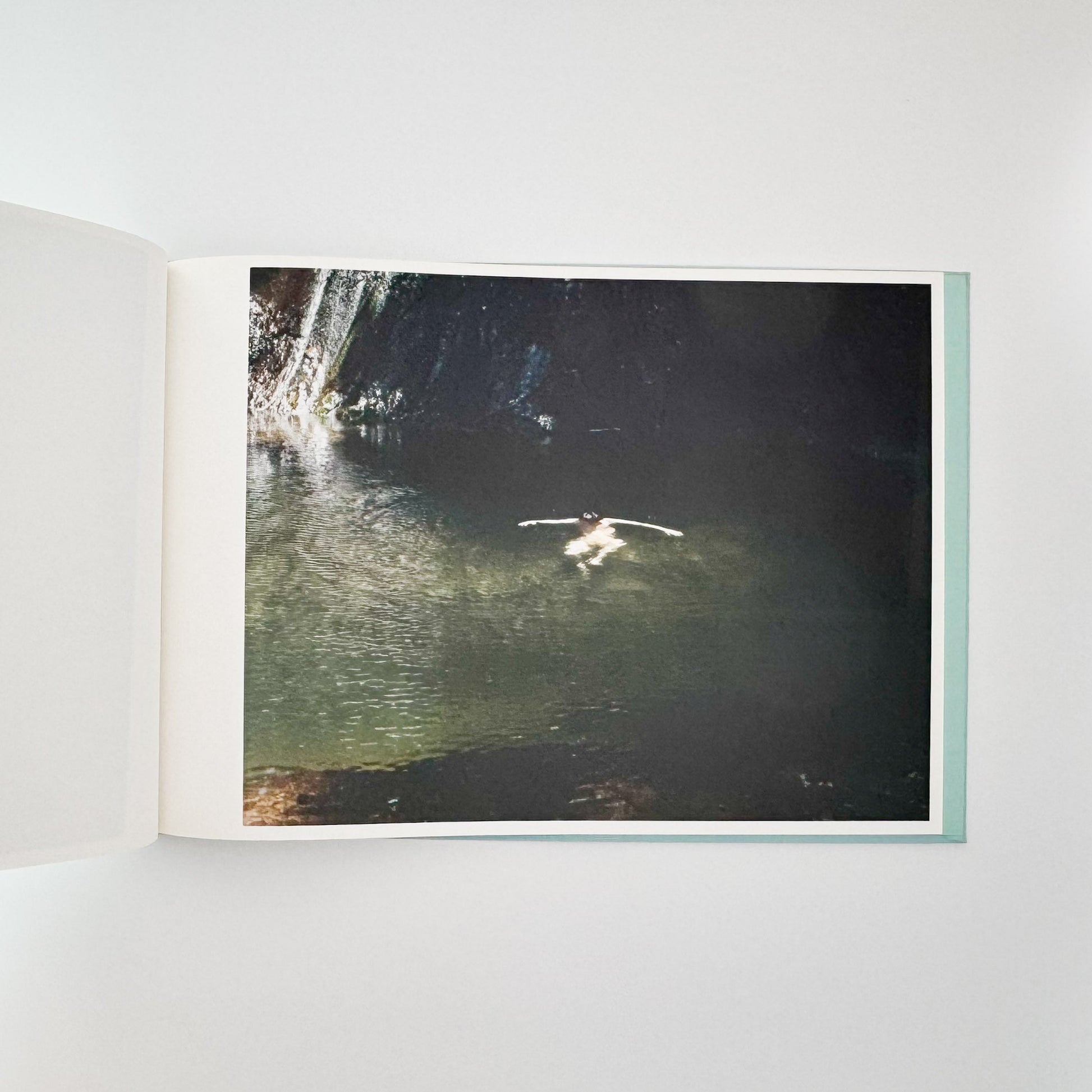 鈴木理策　海と山のあいだ  Between the Sea and the Mountain – Kumano アマナサルト