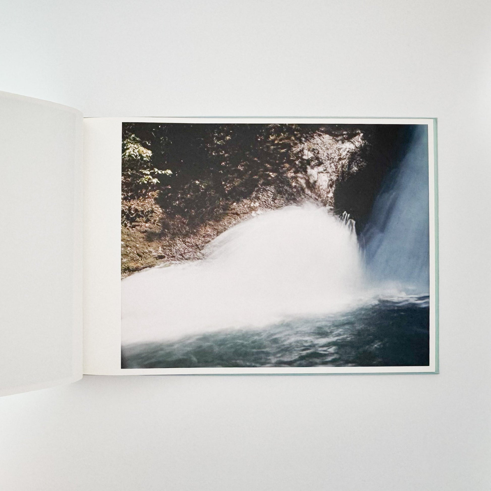 鈴木理策　海と山のあいだ  Between the Sea and the Mountain – Kumano アマナサルト