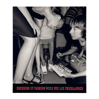 Lee Friedlander『DRESSING UP FASHION WEEK NYC』。2006年のニューヨーク・ファッション・ウィークの舞台裏で、モデルやスタッフの仕事を撮影した2015年刊の写真集。