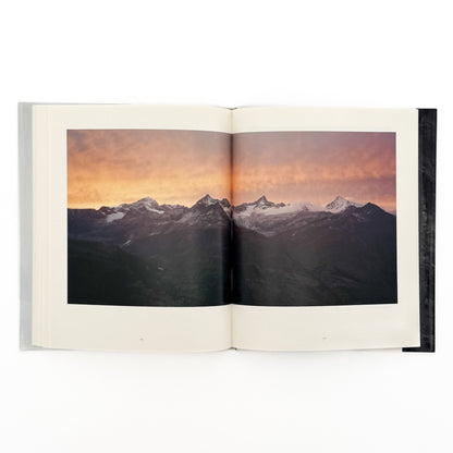 （独英文）畠山直哉 、バルタザール・ブルクハルト写真展図録　ふたつの山 - Executive Committee of Two Mountains - 文福
