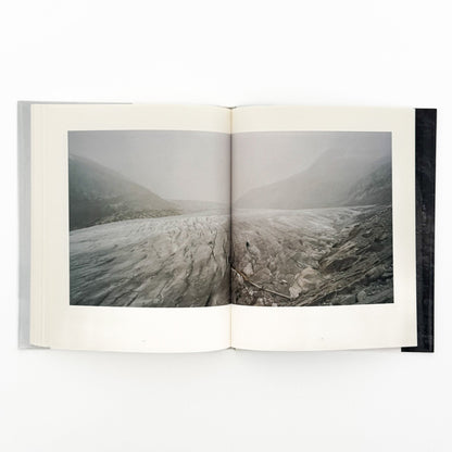 （独英文）畠山直哉 、バルタザール・ブルクハルト写真展図録　ふたつの山 - Executive Committee of Two Mountains - 文福
