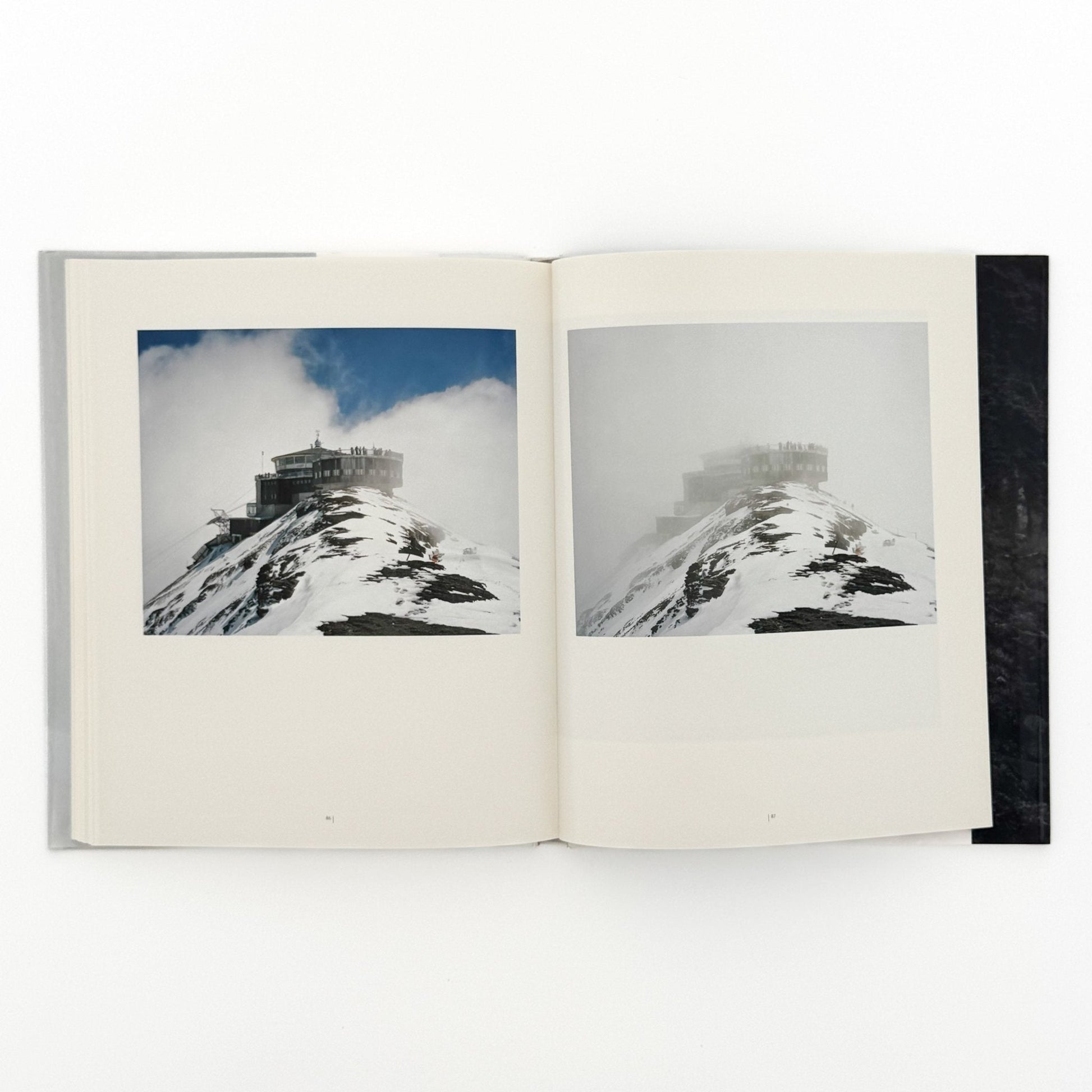 （独英文）畠山直哉 、バルタザール・ブルクハルト写真展図録　ふたつの山 - Executive Committee of Two Mountains - 文福