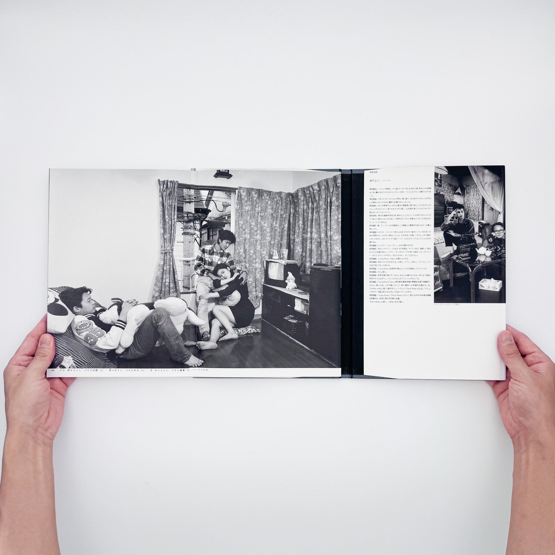 瀬戸正人『部屋 Living Room, Tokyo 1989-1994』東京で暮らす人々と居室を大型カメラで記録した写真集。