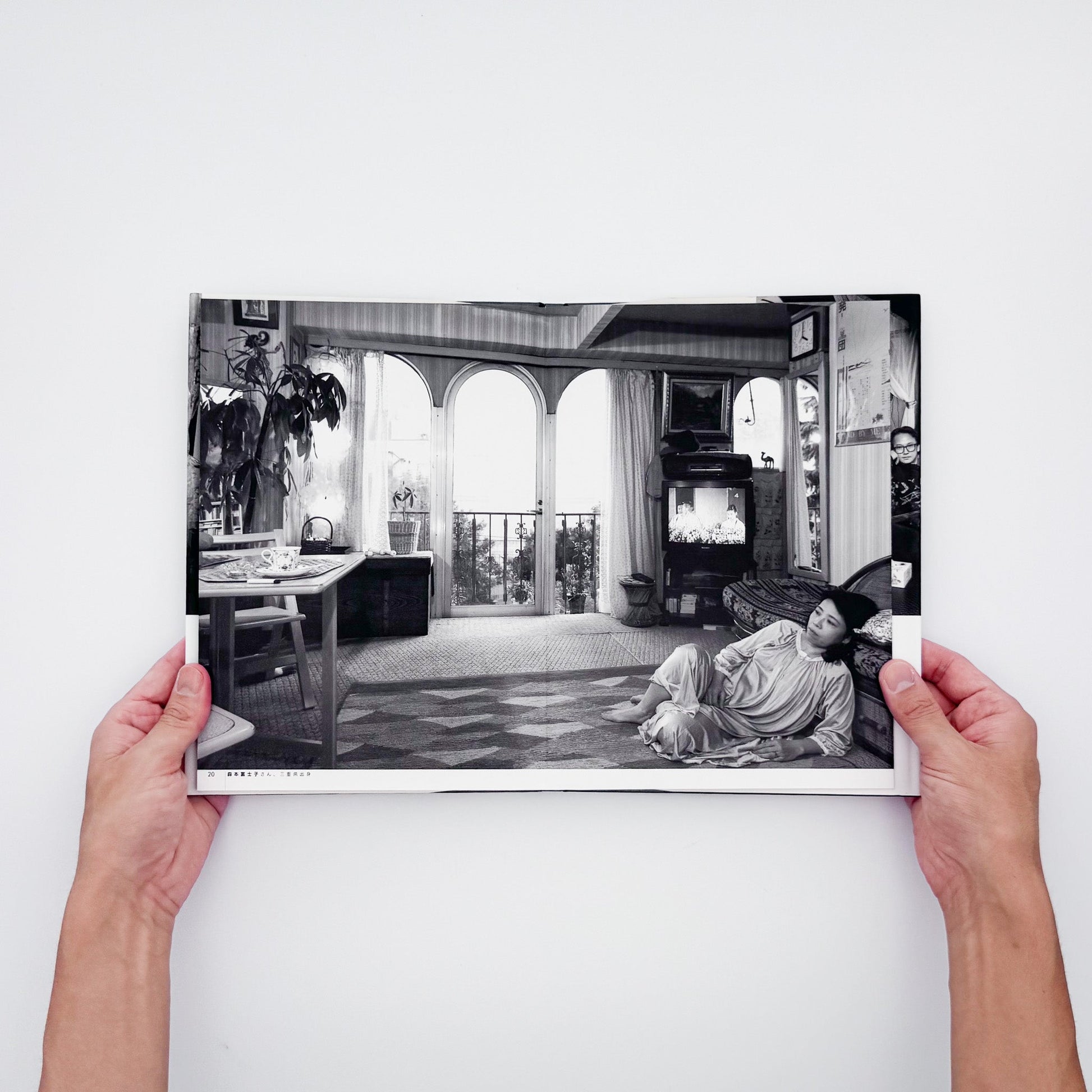 瀬戸正人『部屋 Living Room, Tokyo 1989-1994』東京で暮らす人々と居室を大型カメラで記録した写真集。
