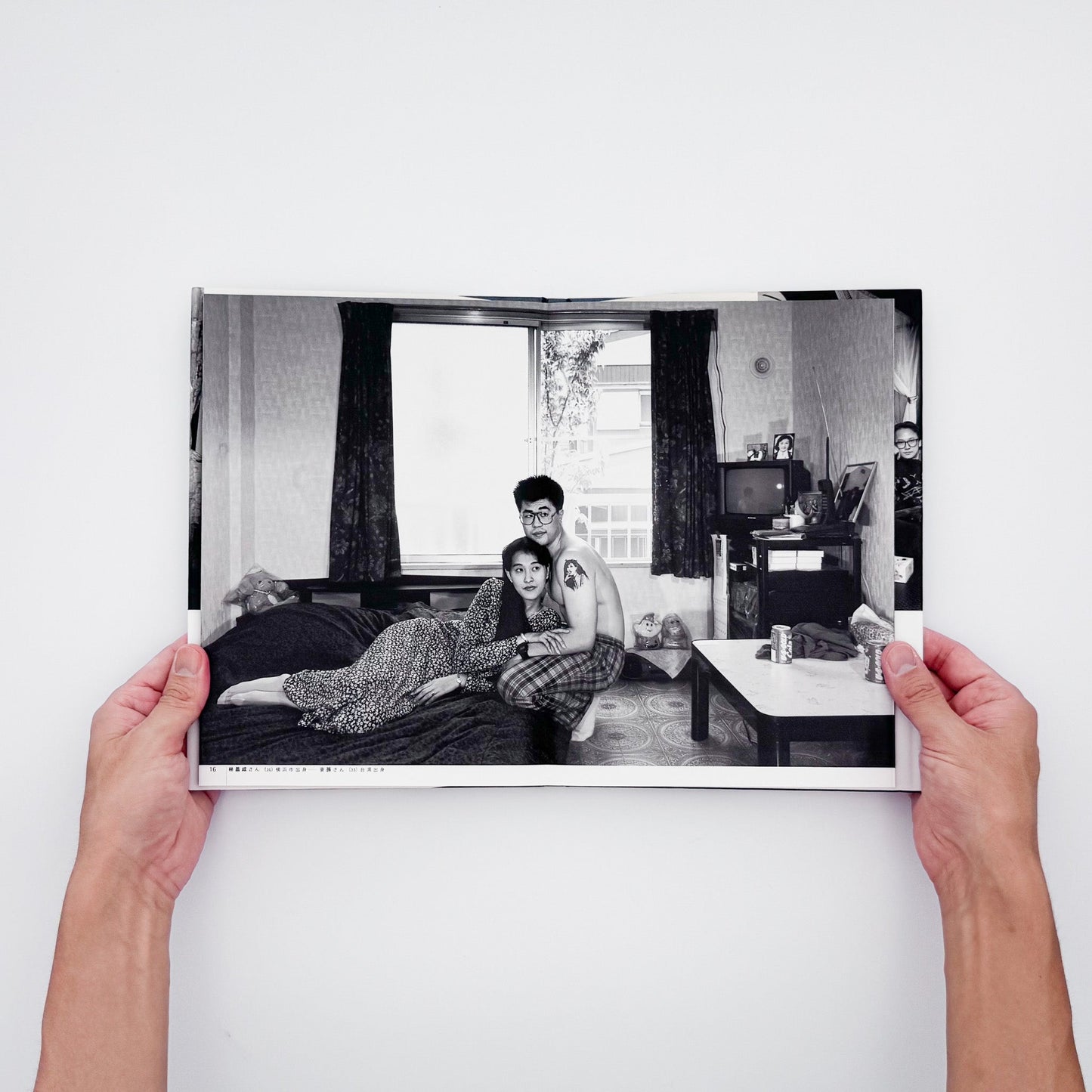 瀬戸正人『部屋 Living Room, Tokyo 1989-1994』東京で暮らす人々と居室を大型カメラで記録した写真集。