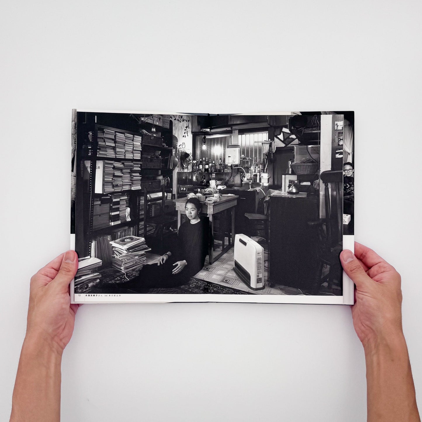 瀬戸正人『部屋 Living Room, Tokyo 1989-1994』東京で暮らす人々と居室を大型カメラで記録した写真集。