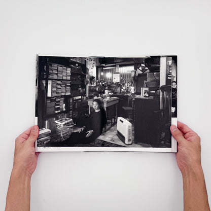 瀬戸正人『部屋 Living Room, Tokyo 1989-1994』東京で暮らす人々と居室を大型カメラで記録した写真集。
