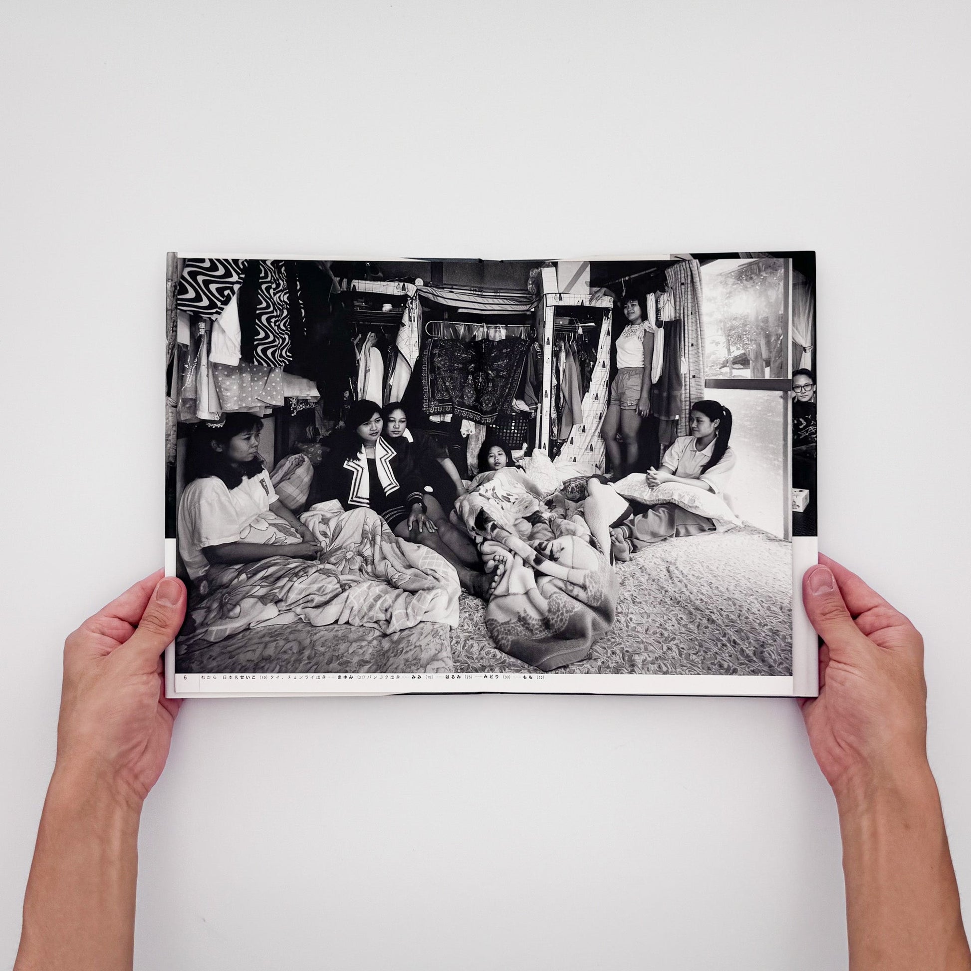 瀬戸正人『部屋 Living Room, Tokyo 1989-1994』東京で暮らす人々と居室を大型カメラで記録した写真集。