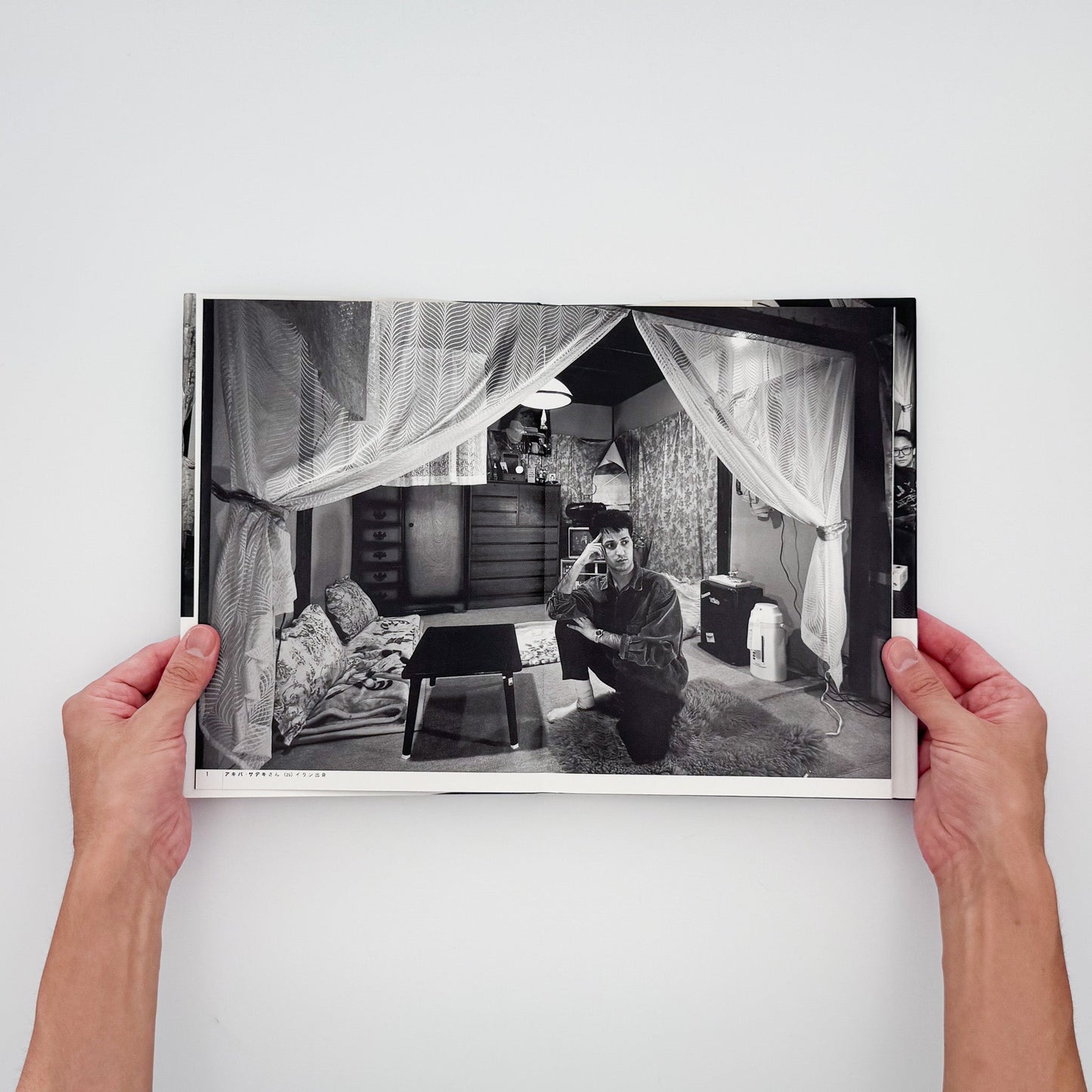 瀬戸正人『部屋 Living Room, Tokyo 1989-1994』東京で暮らす人々と居室を大型カメラで記録した写真集。