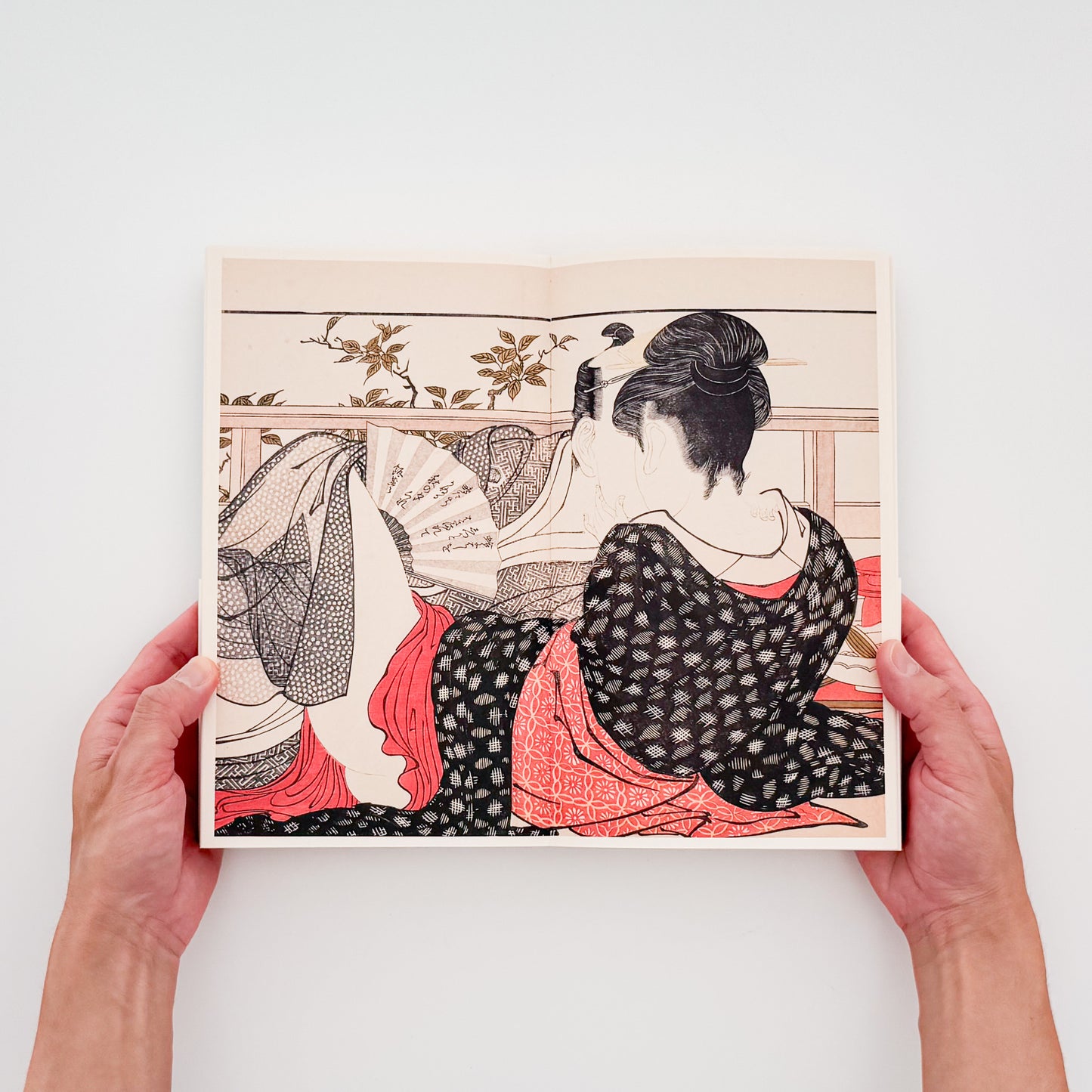 『春画展 SHUNGA』2015年に永青文庫で開催された展覧会の公式図録。肉筆画、版画、豆判、艶本と論考、絵師解説、作品目録を収録した623頁の展覧会カタログ。