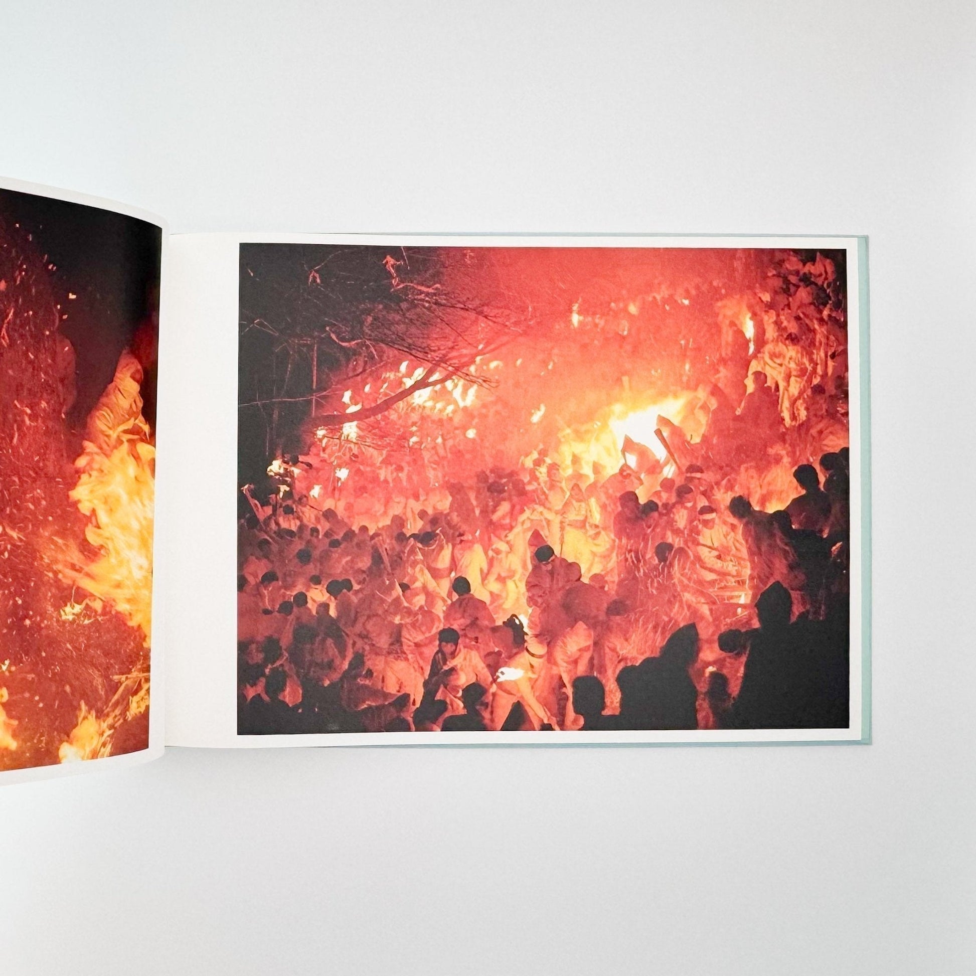 鈴木理策　海と山のあいだ Between the Sea and the Mountain – Kumano（サイン入り） - アマナサルト - 文福