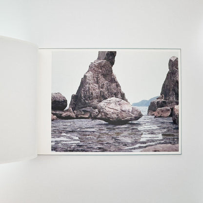 鈴木理策　海と山のあいだ  Between the Sea and the Mountain – Kumano アマナサルト