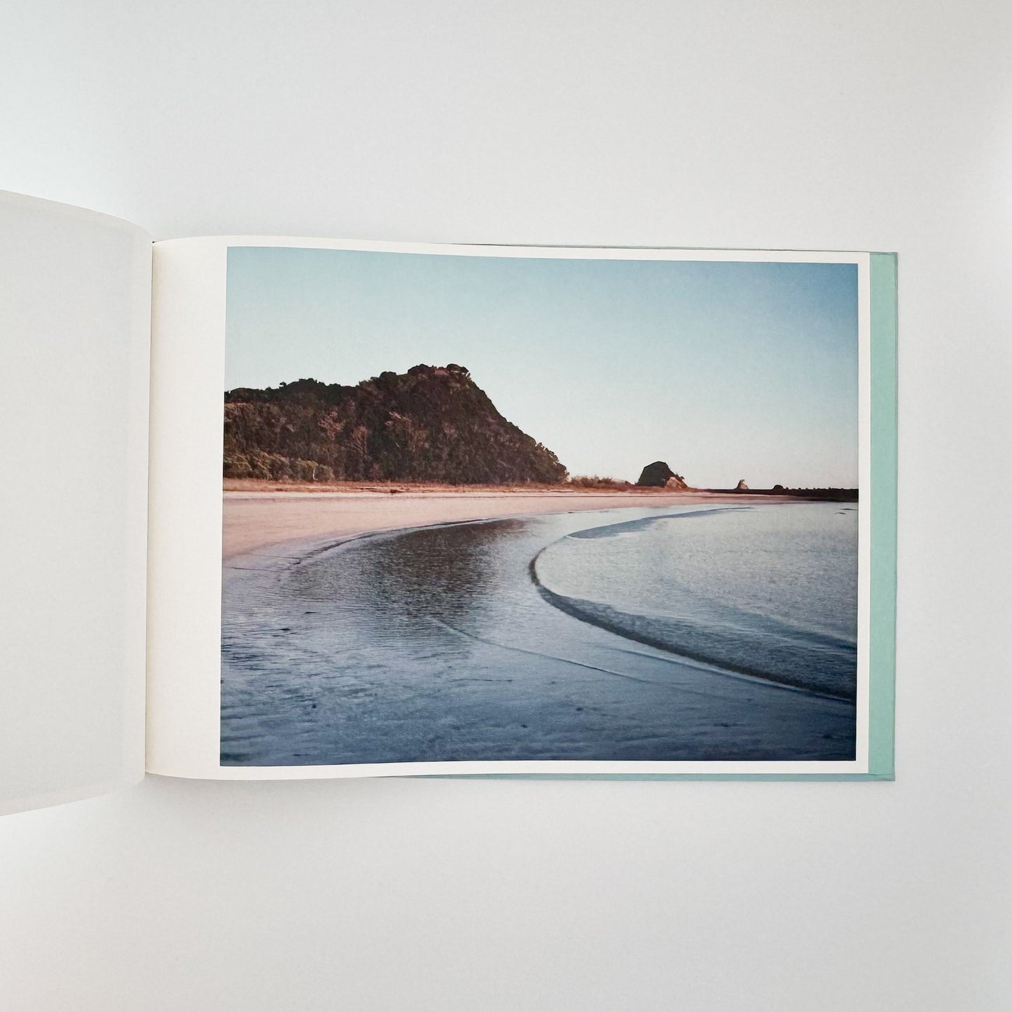 鈴木理策　海と山のあいだ  Between the Sea and the Mountain – Kumano アマナサルト