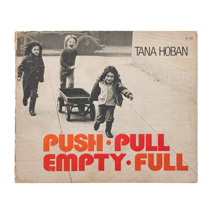 タナ・ホーバン『Push, Pull, Empty, Full: A Book of Opposites』。日常の人物や物を写したモノクロ写真で反対語を表現した、1976年Collier Books刊の写真絵本。
